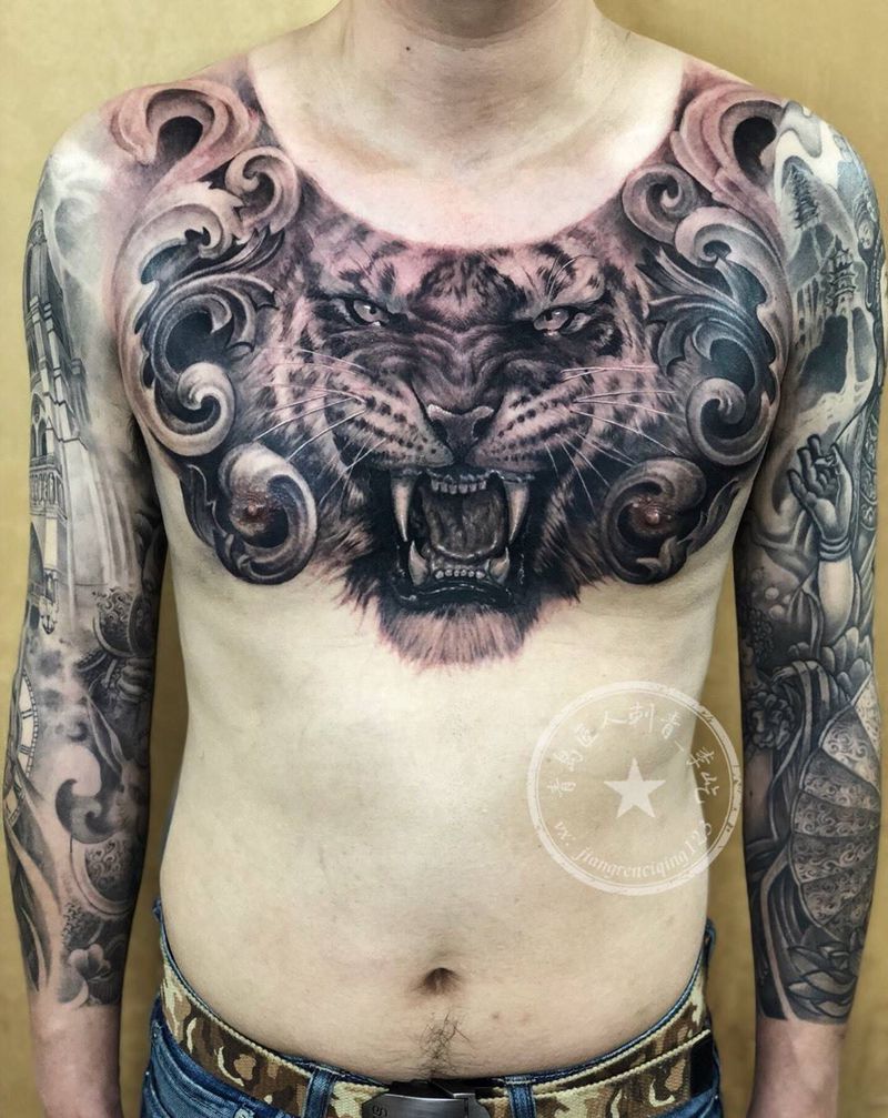 老虎花胸纹身图片_胸部欧美写实虎唐草纹身图案