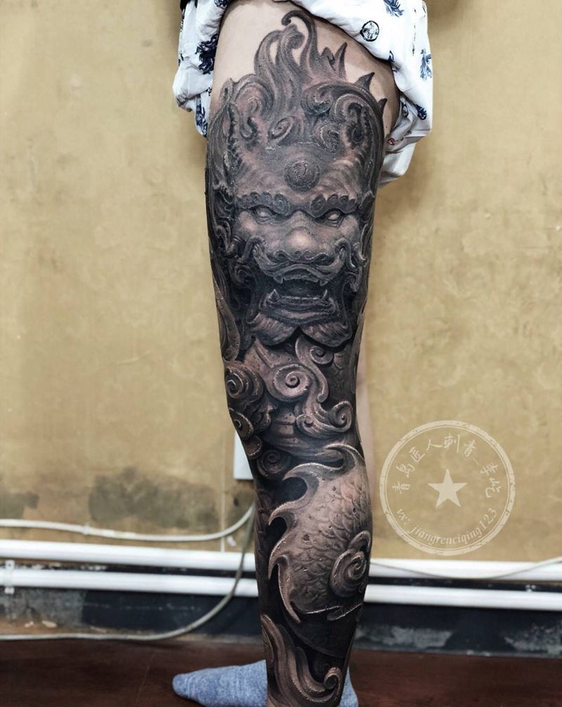 雕龙腿纹身图片_腿部新传统欧美写实石雕 龙纹身图案