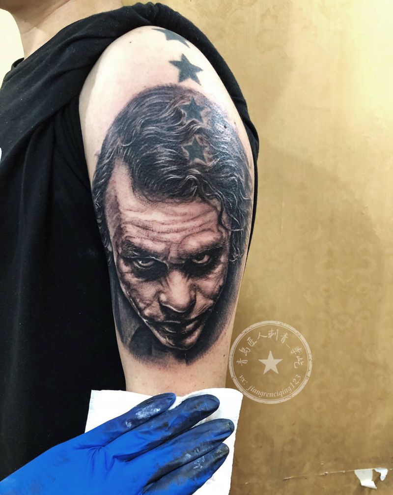 小丑肖像纹身图片_手臂新传统欧美写实肖像写实纹身图案