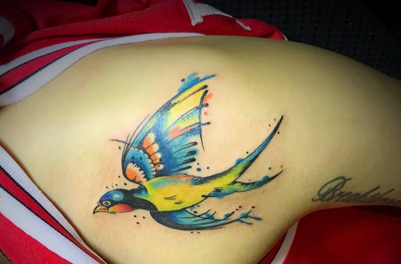 燕子纹身图片_成品传统彩色水彩风格原创动物肩部纹身图案