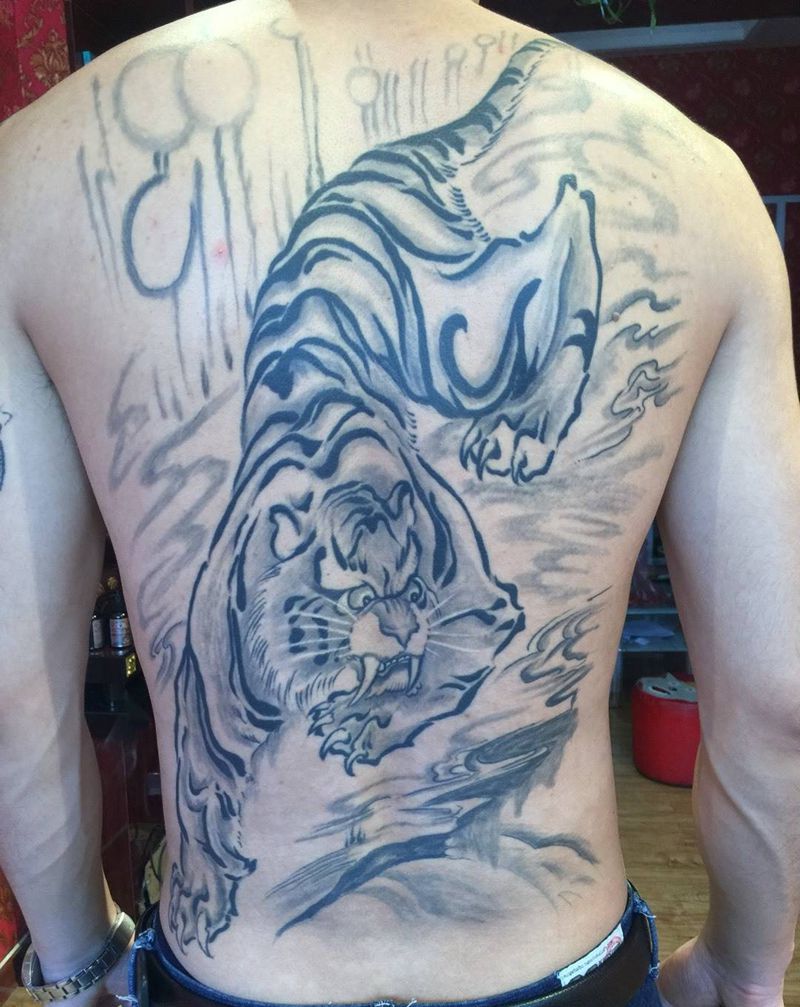 四年前的老虎纹身图片