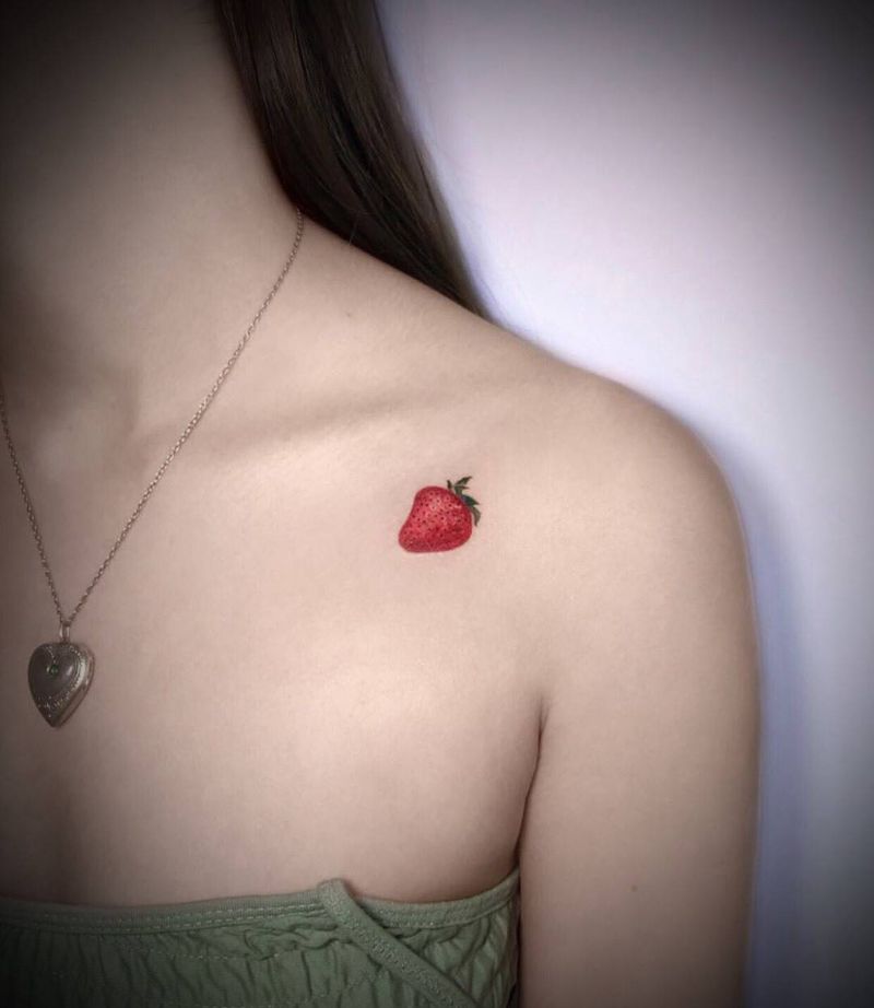 草莓纹身图片_颈部胸部欧美写实纹身图案