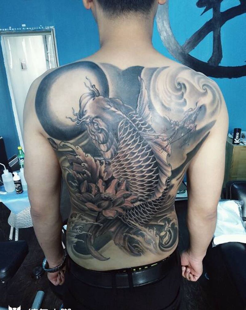 满背鲤鱼纹身图片_背部传统动物纹身图案
