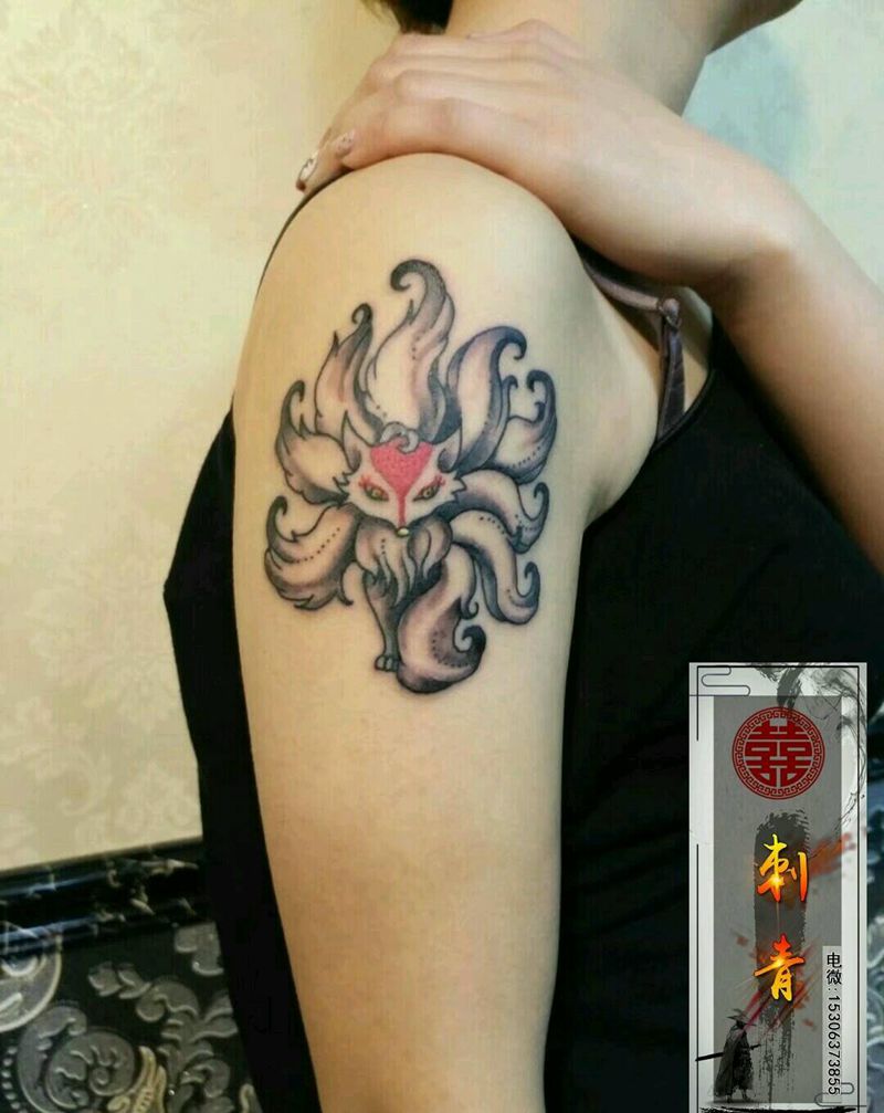 九尾狐纹身图片_肩部手臂新传统New School九尾狐纹身图案