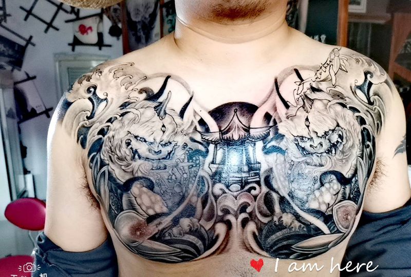 花胸纹身图片_胸部新传统纹身图案