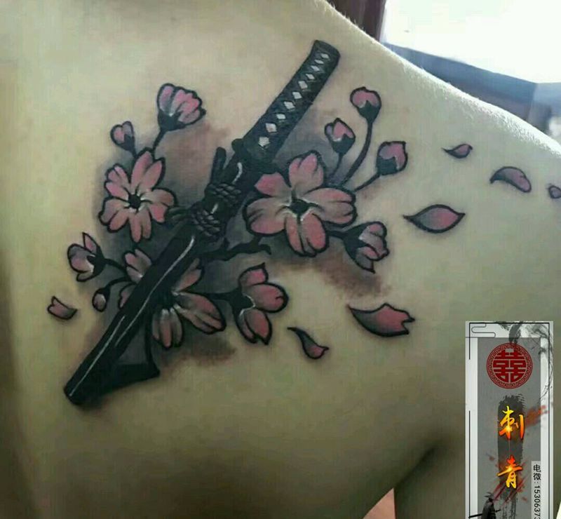 樱花 武士刀纹身图片_肩部背部新传统樱花武士刀纹身图案