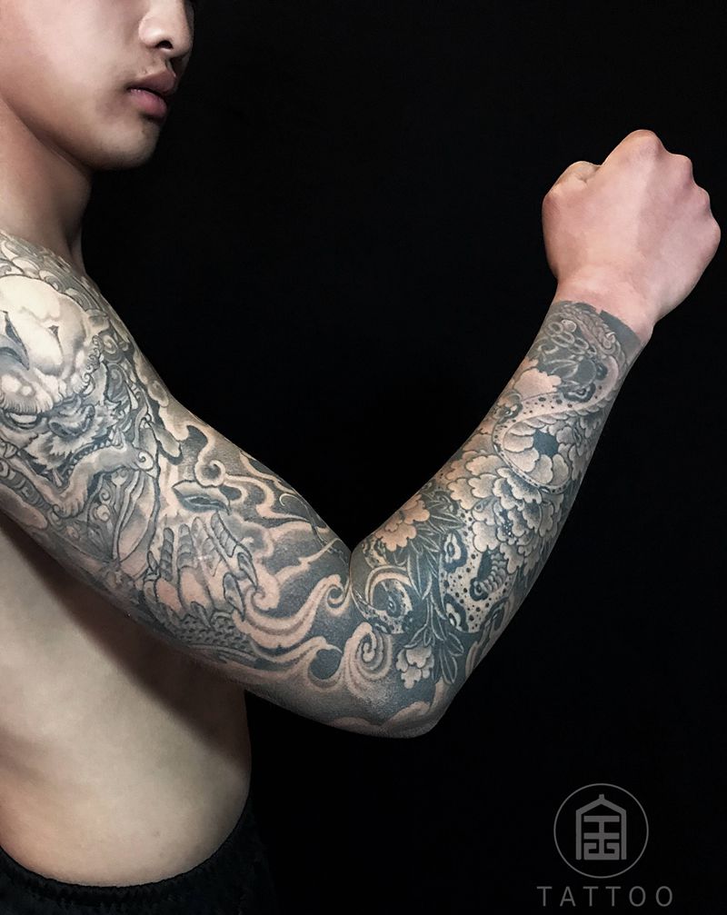 花臂纹身图片_手臂新传统唐狮牡丹花纹身图案