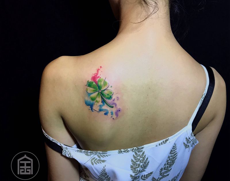 四叶草纹身图片_背部水彩美女四叶草纹身图案