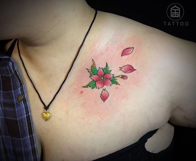 樱花纹身图片_胸部新传统樱花纹身图案