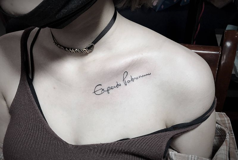 哈利波特魔法咒语纹身图片_胸部花体字字母纹身图案