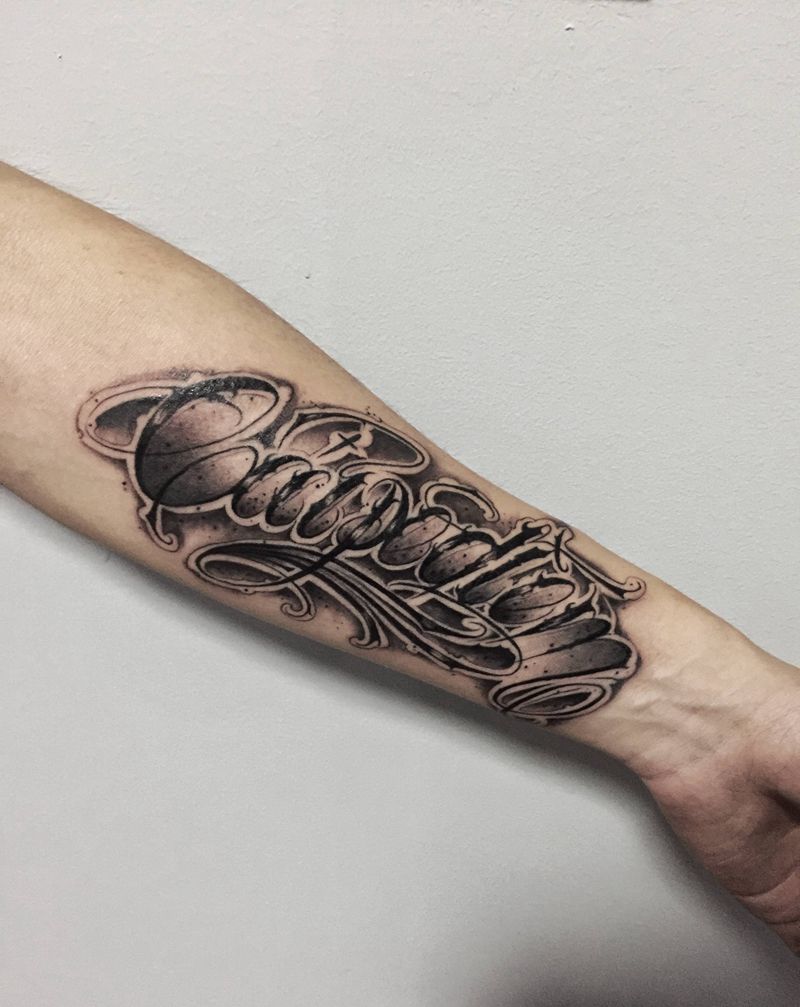 活在当下纹身图片_手臂花体字纹身图案