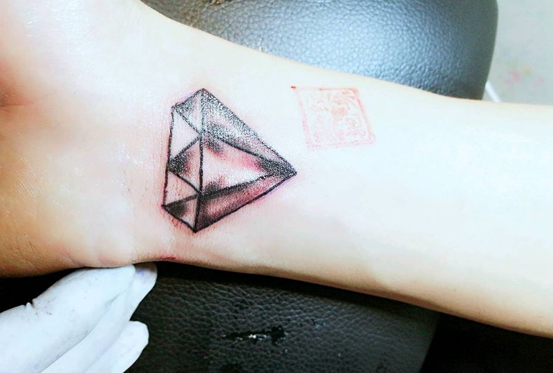 纹身基地充值一千元赠送小图案。纹身图片