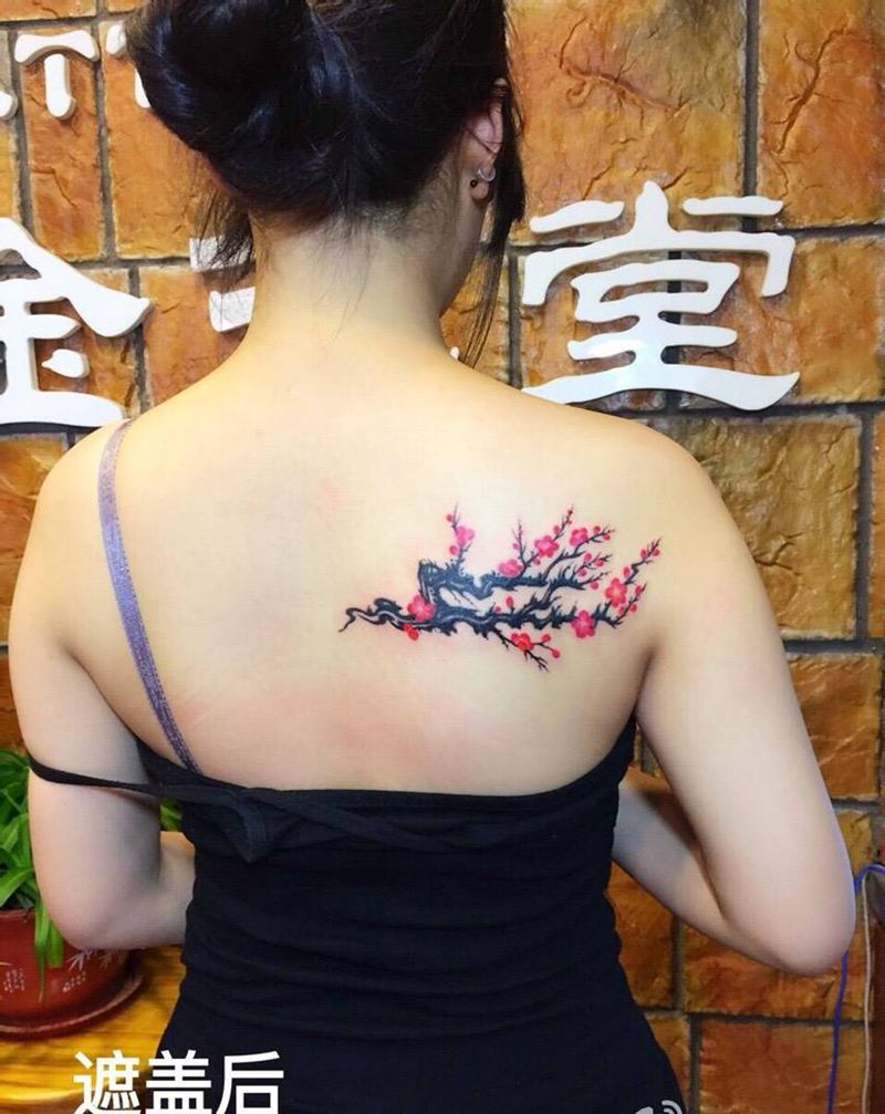 梅花纹身图片_成品背部传统植物纹身图案
