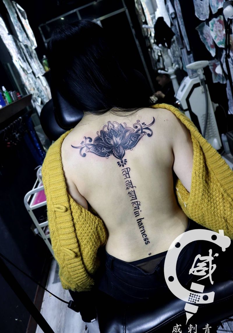 梵花纹身图片_背部图腾梵文纹身图案