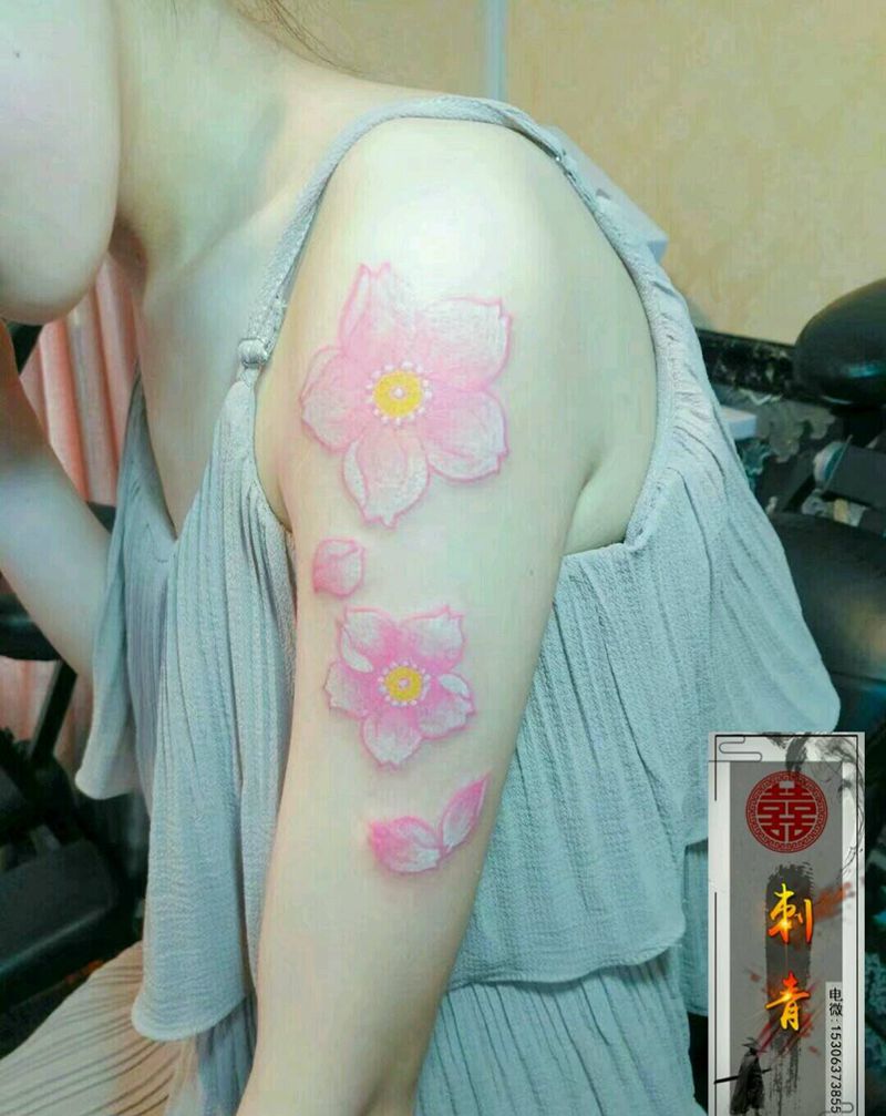 樱花纹身图片_肩部手臂樱花纹身图案