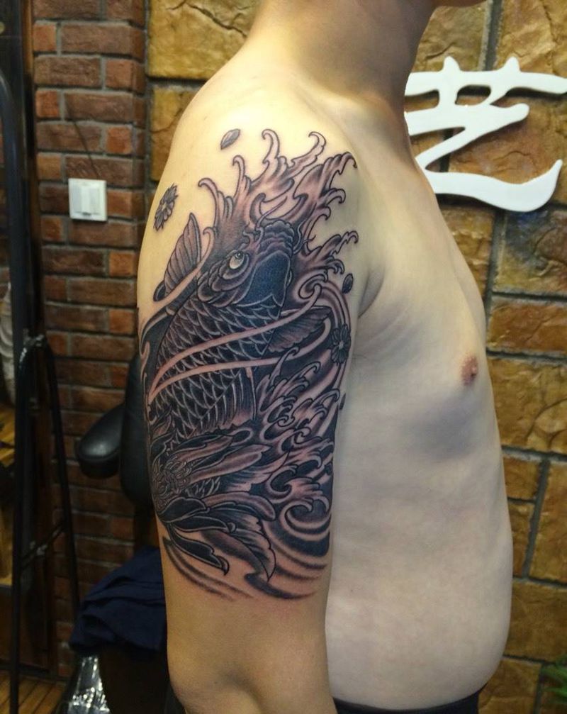 大臂鲤鱼纹身图片_成品手臂传统鲤鱼动物纹身图案