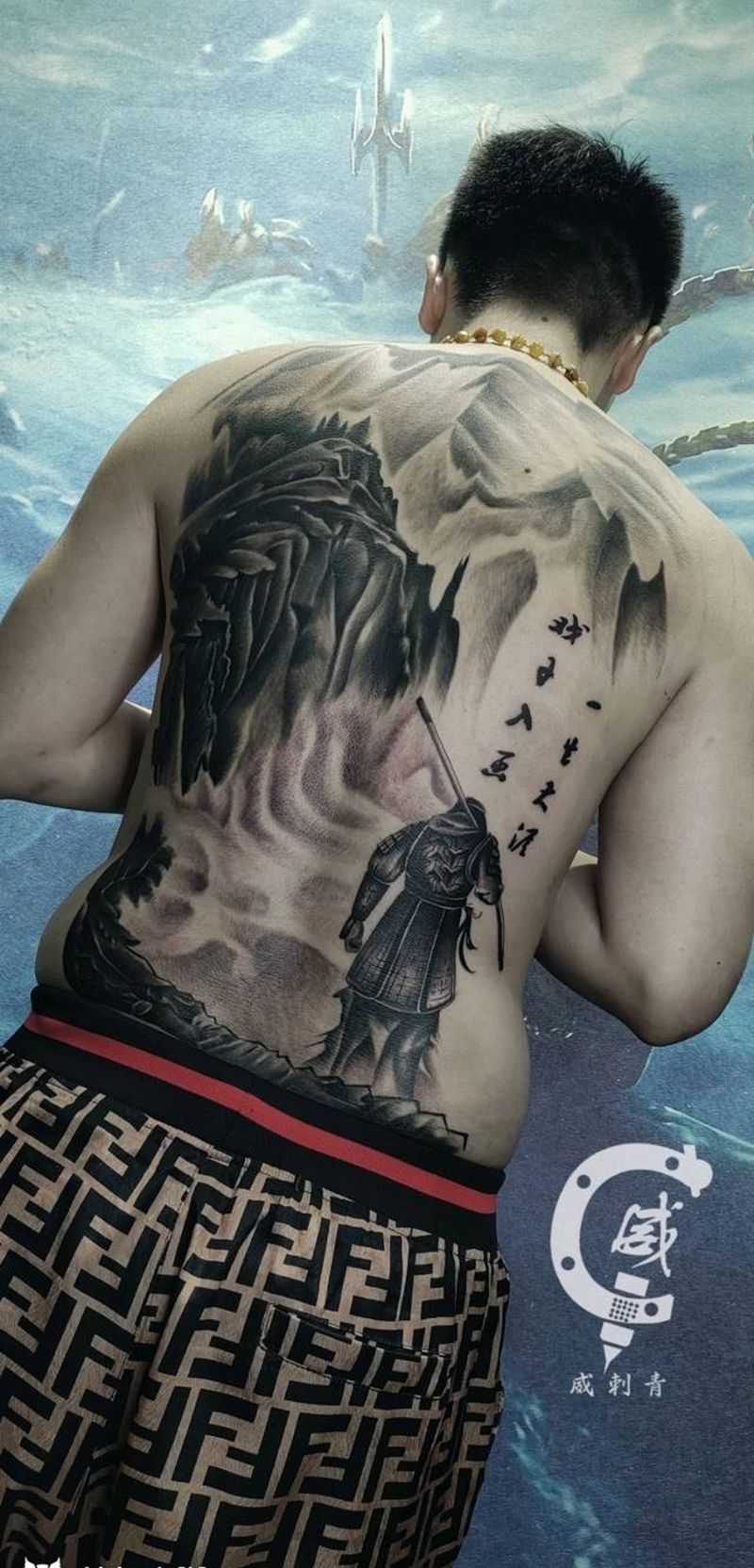 自尊宝纹身图片_背部新传统山水纹身图案
