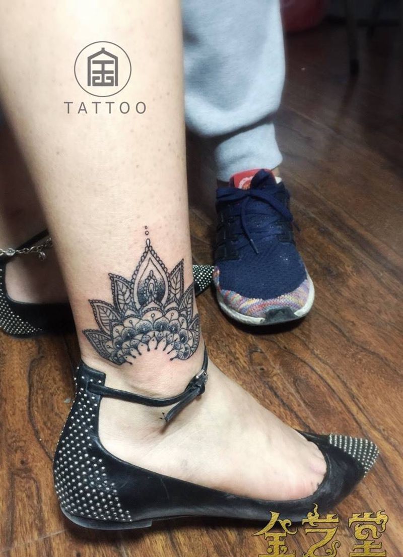 莲花点刺作品纹身图片_成品脚部欧美传统图腾点刺纹身图案