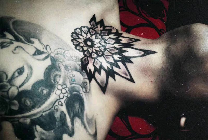 无题！纹身图片_颈部几何纹身图案