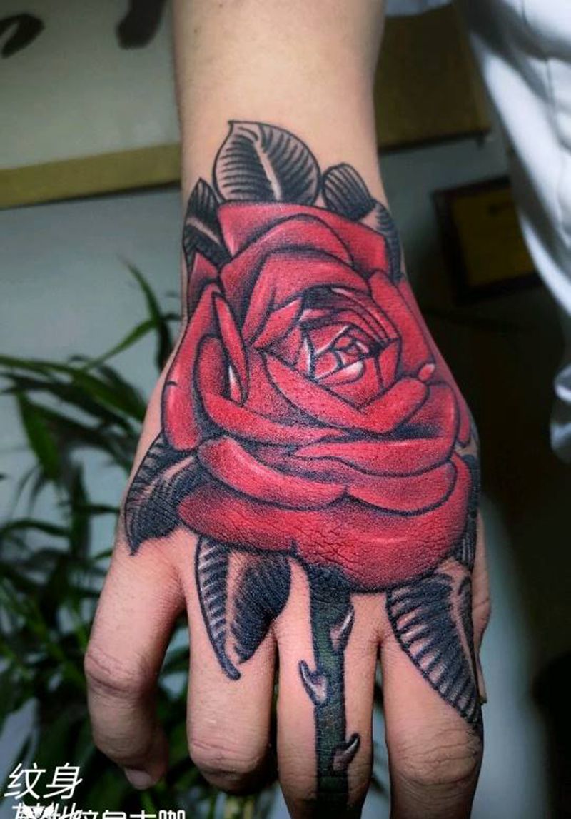 重彩花手纹身图片_欧美纹身图案