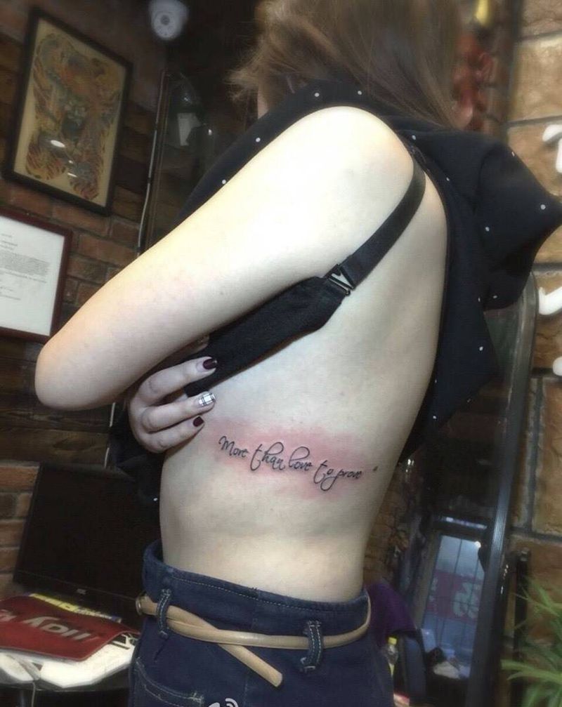 美女字母纹身图片_成品臀部传统字符纹身图案