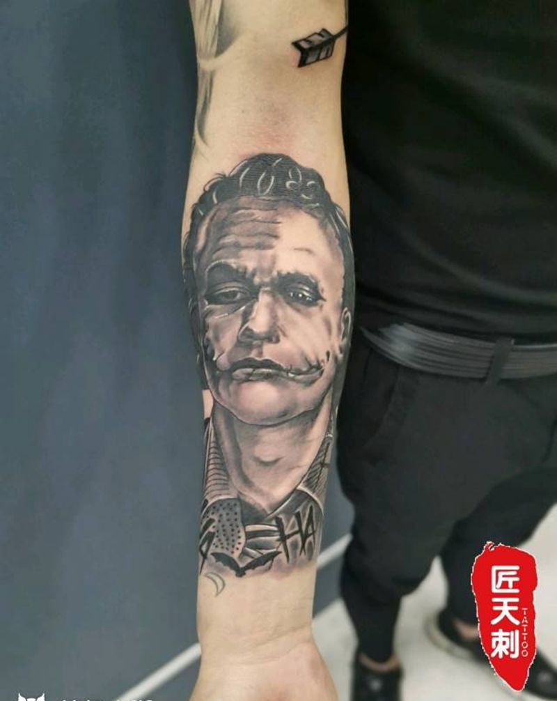 小丑纹身图片_手臂欧美写实纹身图案