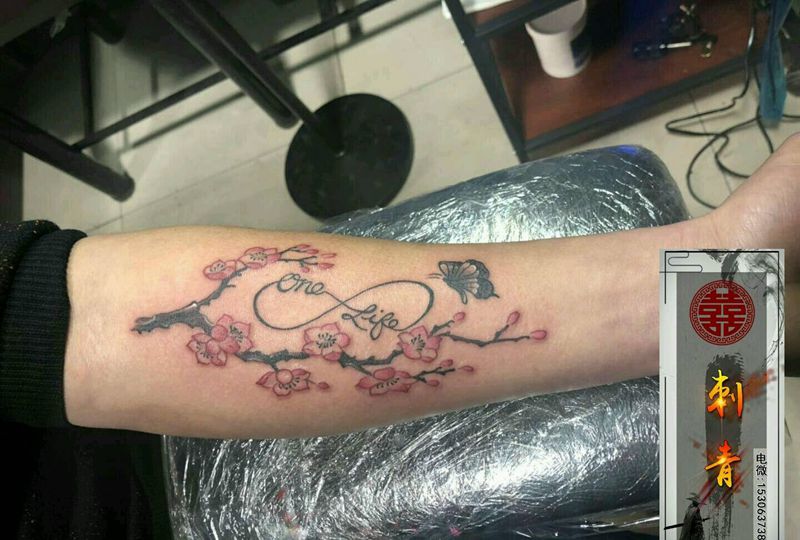 梅花蝴蝶纹身图片_手臂水墨水彩梅花蝴蝶纹身图案