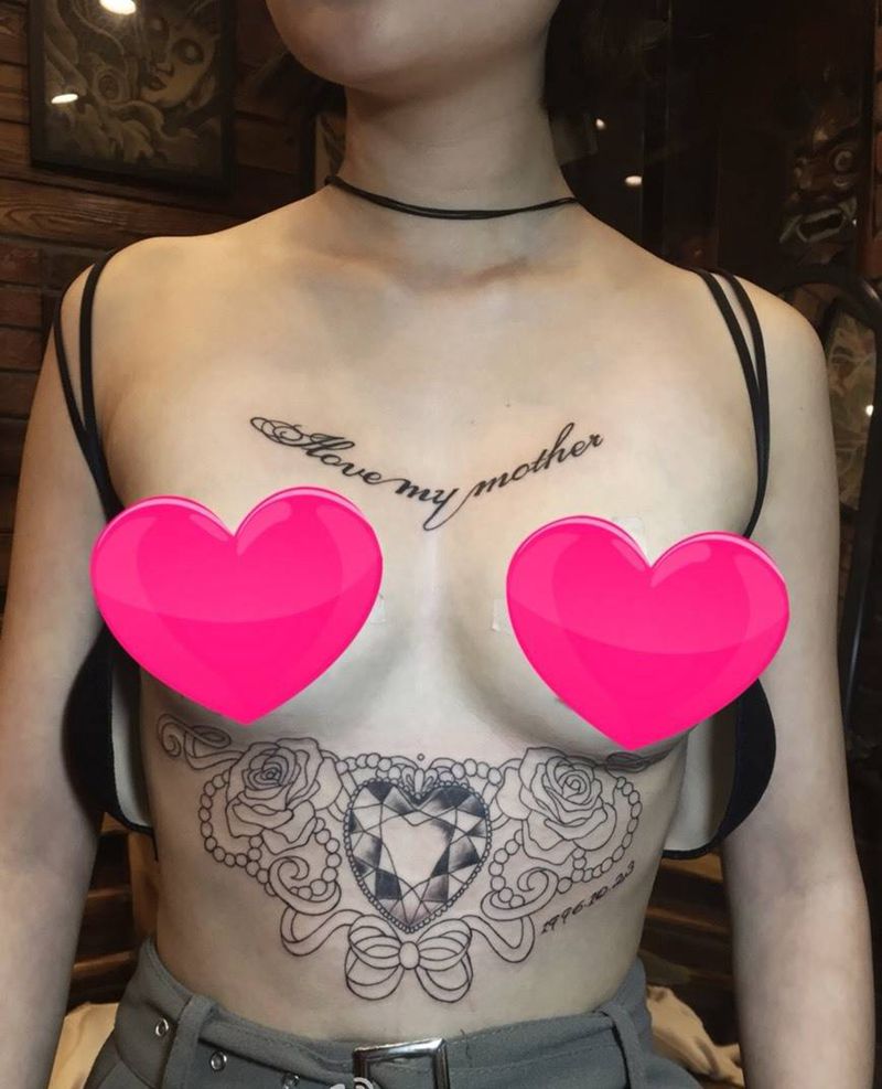 字母玫瑰花纹身图片_成品胸部欧美字符植物纹身图案