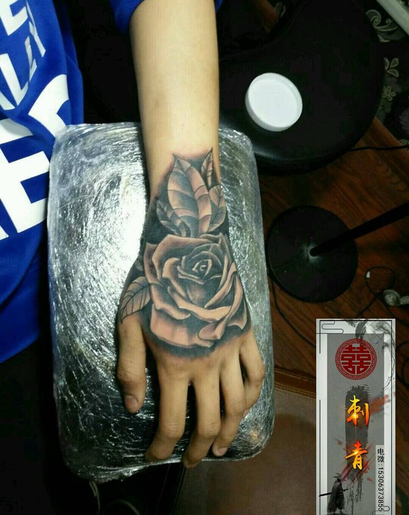 手背花纹身图片_脚部手部新传统New School花手背纹身图案
