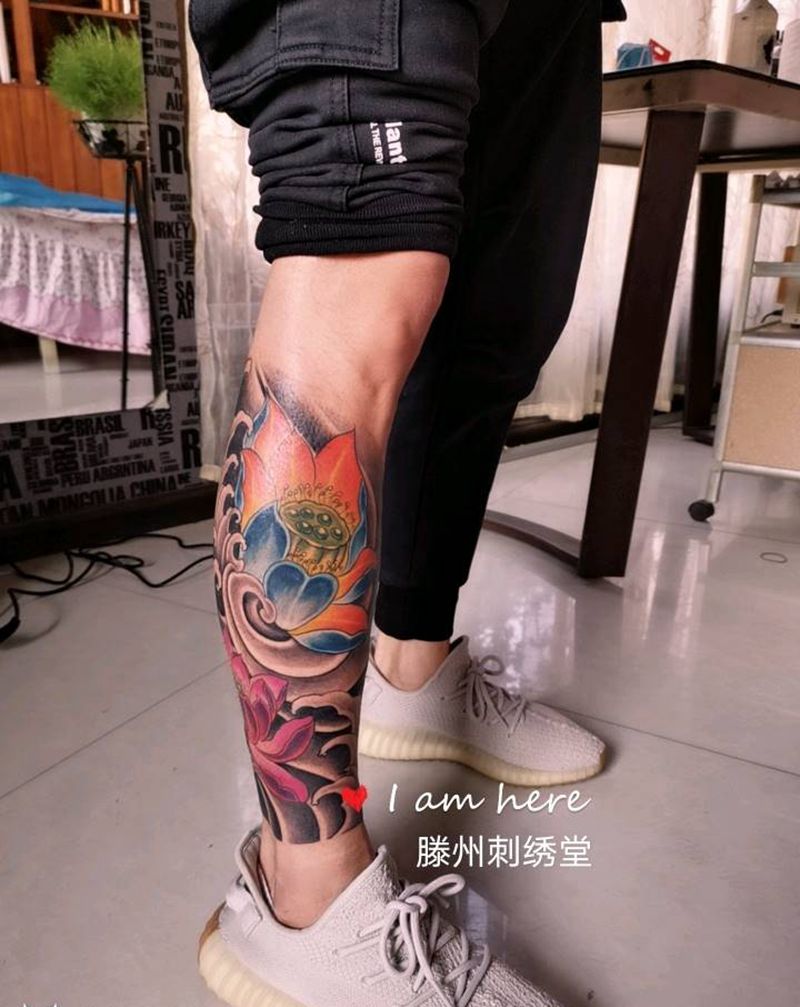 传统重彩荷花纹身图片_腿部老传统纹身图案