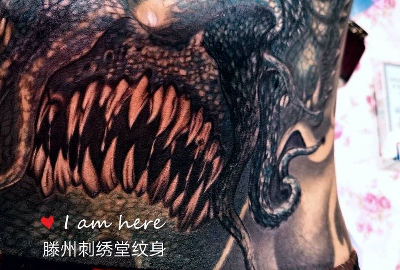 龙威，细节决定成败纹身图片_胸部新传统纹身图案