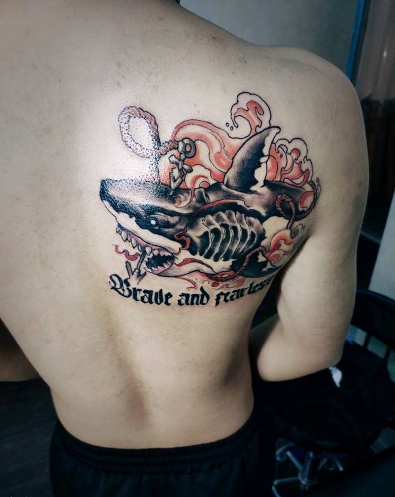 鲨鱼纹身图片_背部New School纹身图案