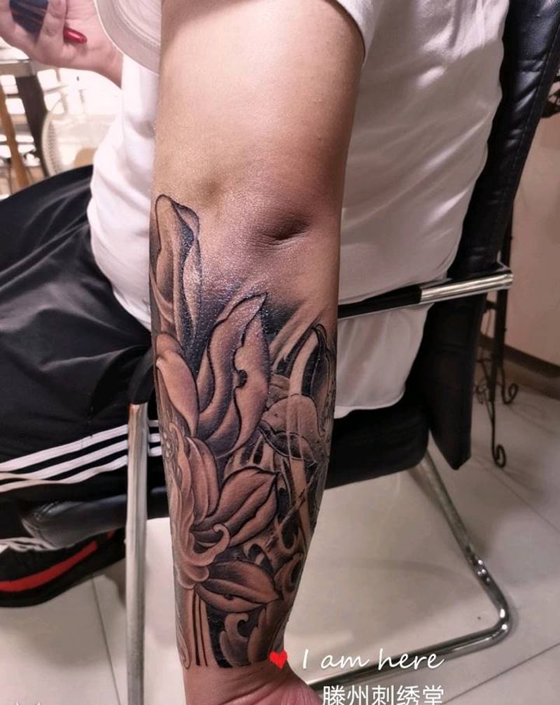 传统荷花包小臂纹身图片_手臂新传统纹身图案