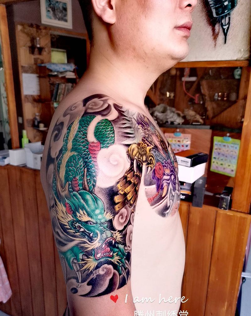 双包甲纹身图片_肩部胸部新传统纹身图案