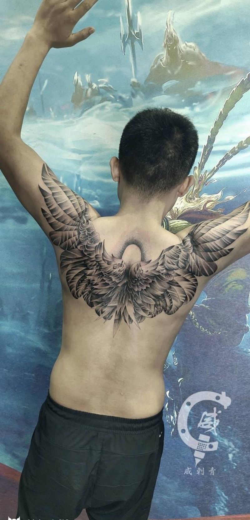 翅膀纹身图片_肩部背部新传统翅膀羽毛纹身图案