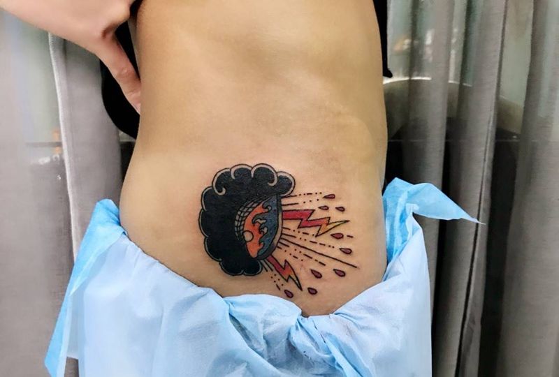 一朵黑云纹身图片_成品腰部清新纹身图案