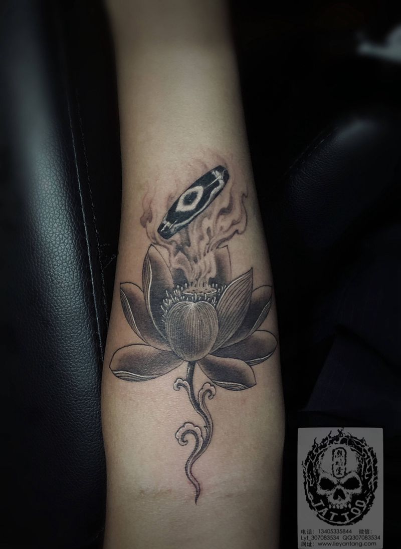 天珠与莲纹身图片_手臂新传统纹身图案