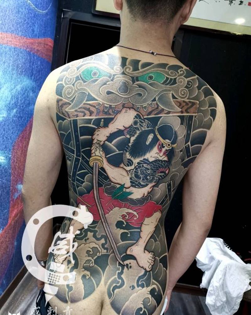 张顺破水纹身图片_背部老传统张顺破水纹身图案