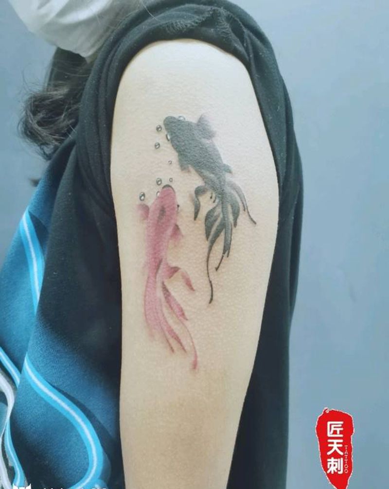 水墨鱼纹身图片_手臂水墨水彩纹身图案