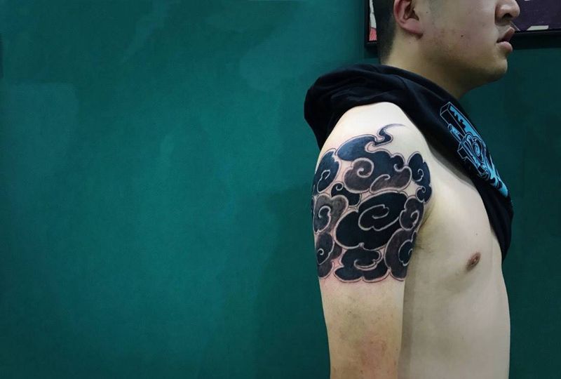 祥云原创纹身图片_成品肩部传统原创纹身图案