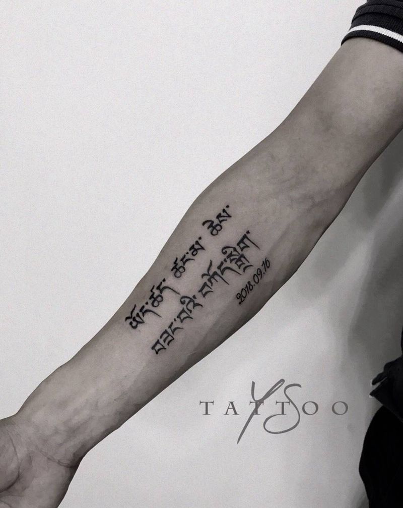 藏文纹身图片_手臂花体字纹身图案