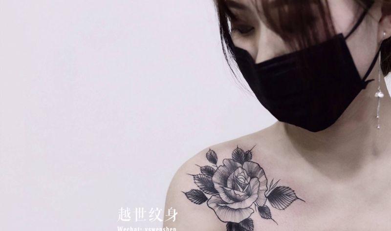 素描花纹身图片_肩部胸部素描花纹身图案