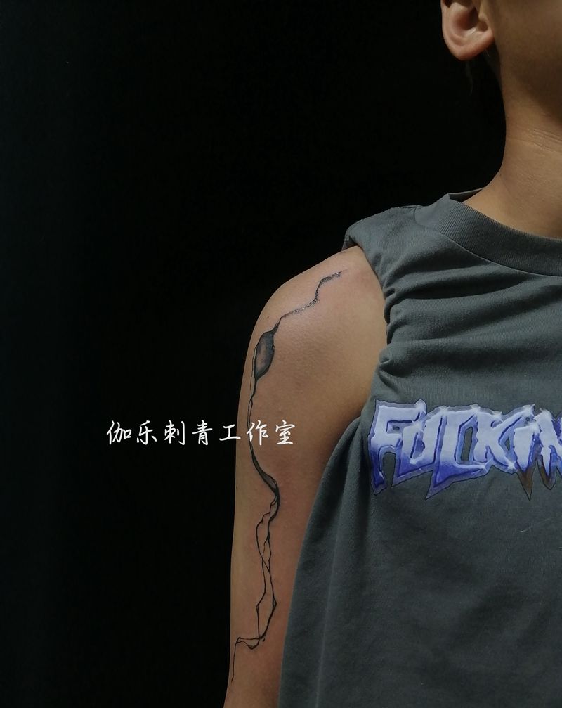 泼墨线条纹身图片_手臂水墨纹身图案