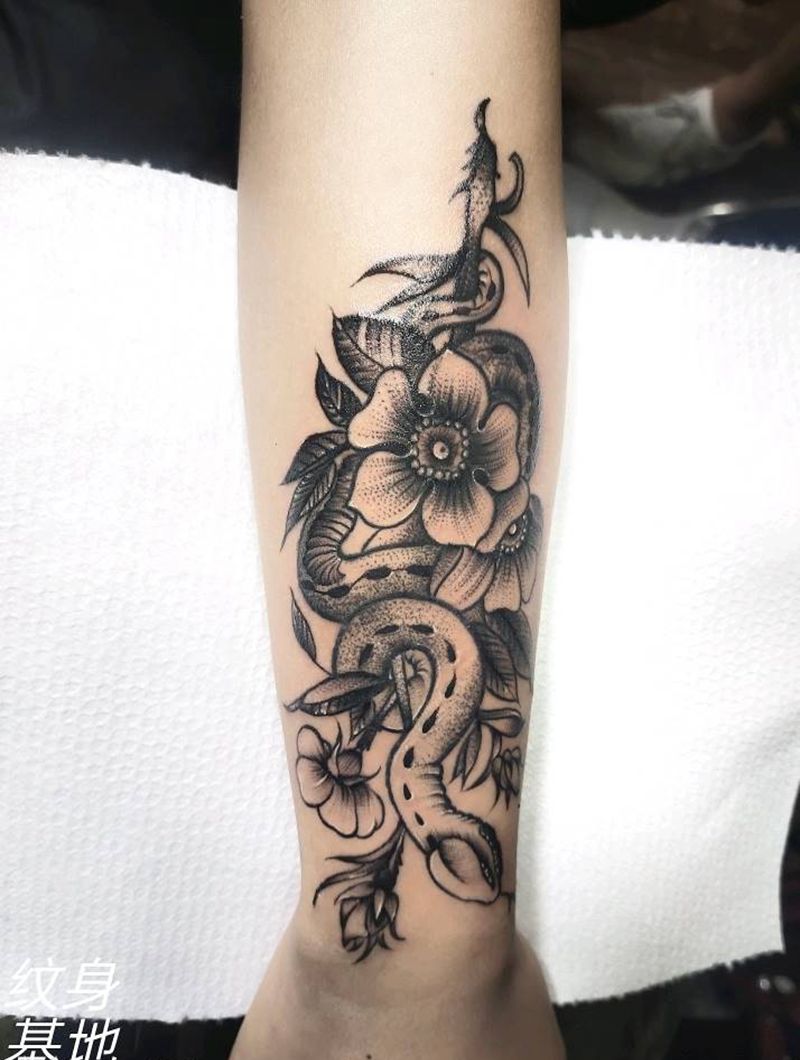 素花与蛇纹身图片_点刺纹身图案