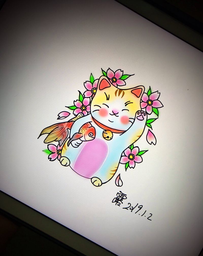 招财猫纹身图片_肩部背部新传统New School招财猫纹身图案