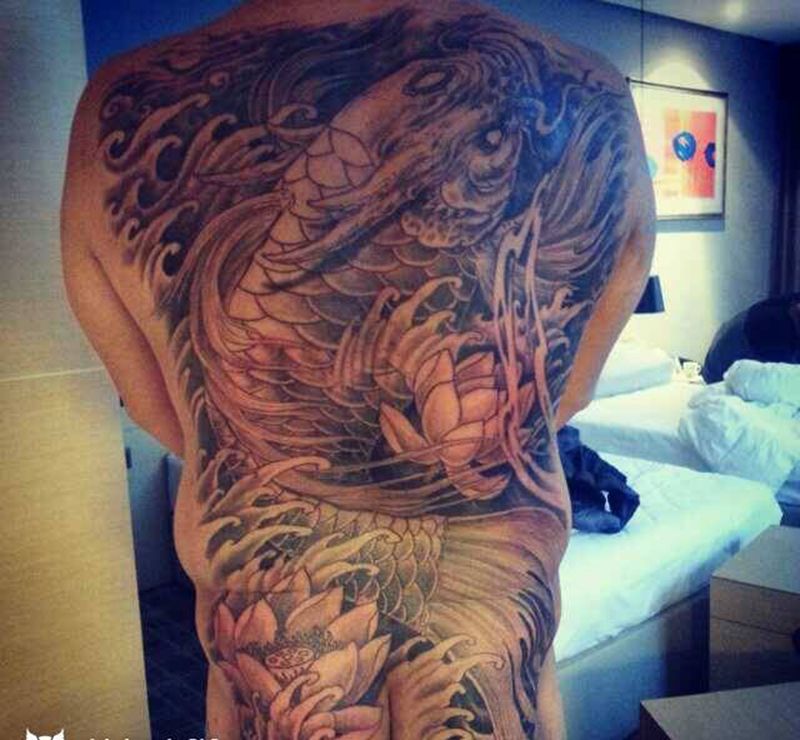 锦鲤纹身图片_背部传统动物原创纹身图案