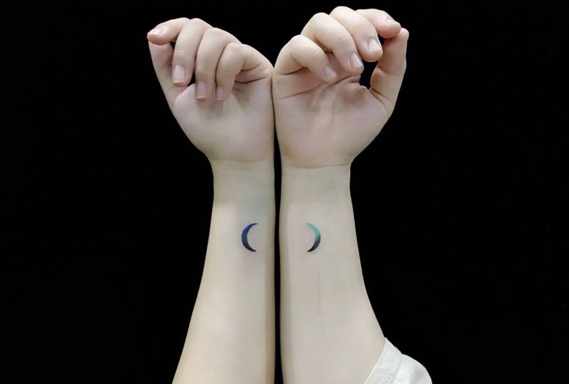 一对月牙纹身图片_成品手臂清新静物纹身图案