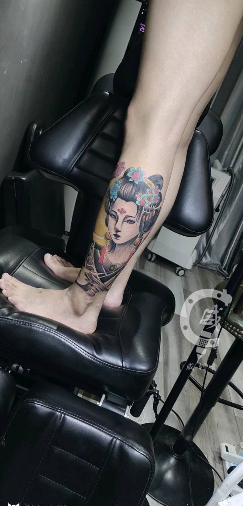 仕女，艺妓纹身图片_腿部新传统任女，艺妓纹身图案