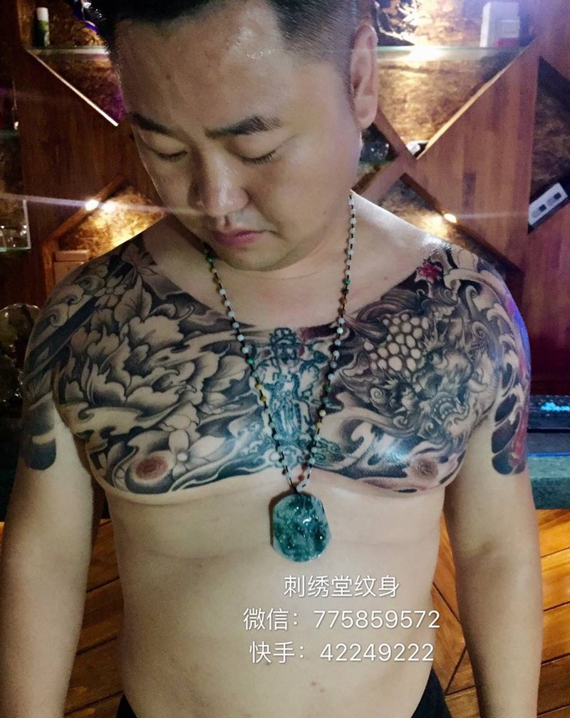 花胸套装纹身图片