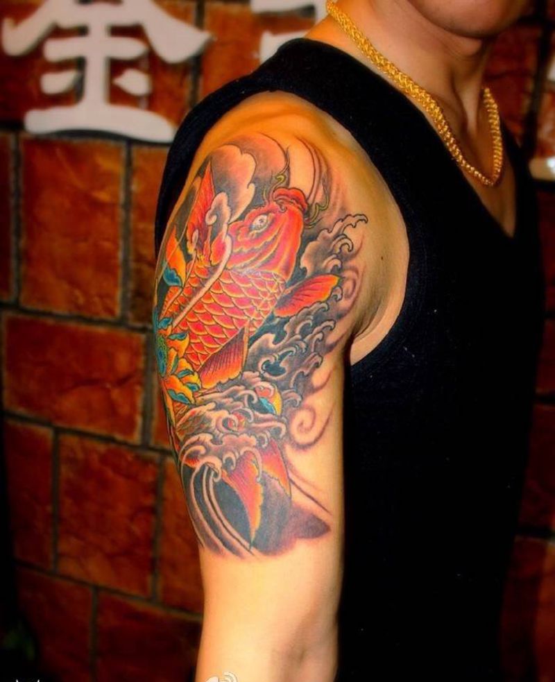 大臂鲤鱼纹身图片_成品手臂传统大臂纹身图案